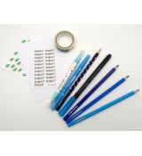 Balíček obsahuje : 3 pastelky Bianyo, Lyra AquaBrush Duo, Tombow Twintone, Monami DIY, 2x samolepku do diáře, lepící ozdobnou pásku, tužku Lyra Groove Slim a vzorek kreslícího kartonu + dáreček